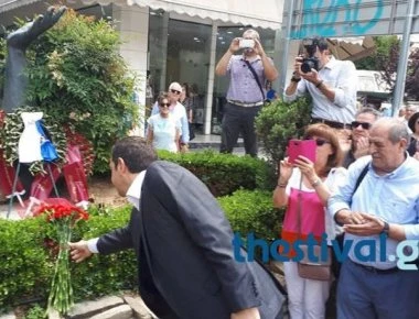 Λουλούδια στο μνημείο του Γρ. Λαμπράκη κατέθεσε ο Αλ. Τσιπρας (βίντεο)